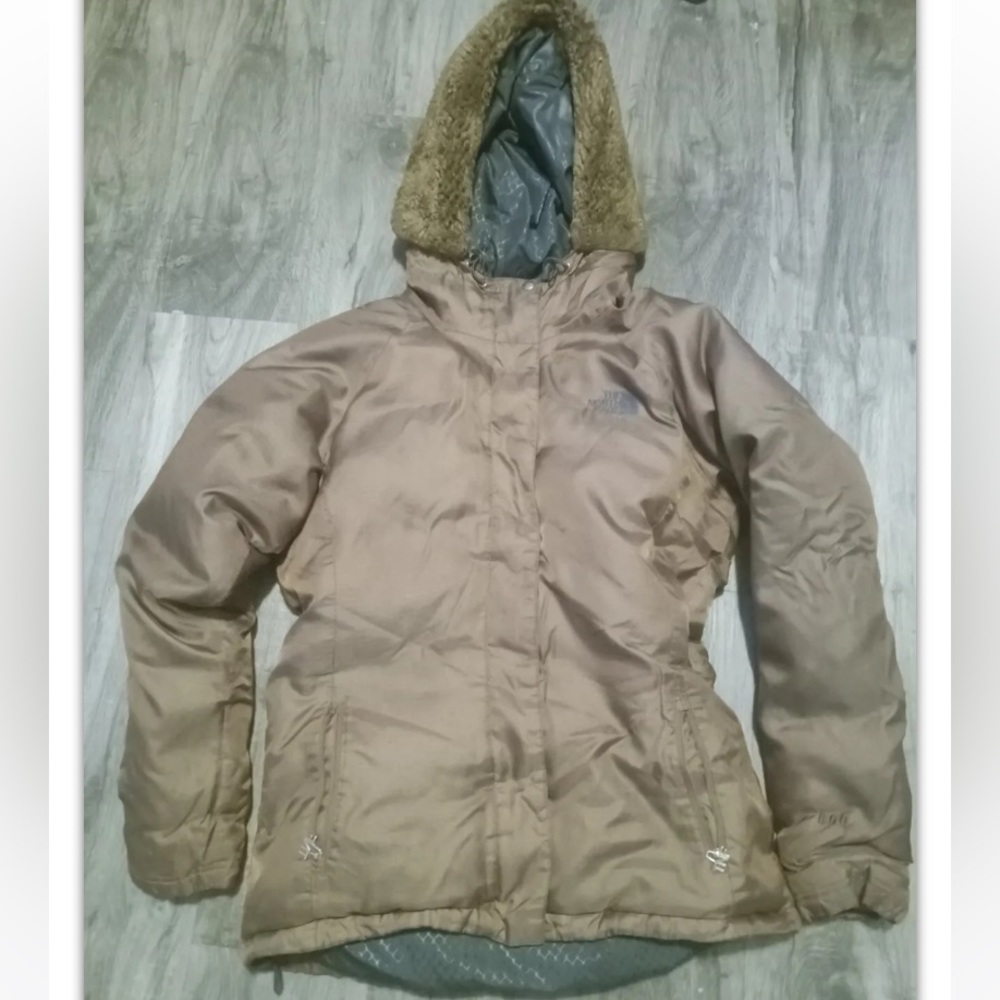 The Northface women’s puffer jacket w/ hood and size medium